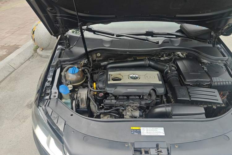 Used Volkswagen Magotan 2016 1.8TSI Smart Comfort Model Engine Bay Right