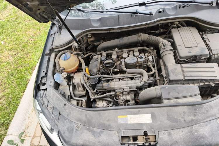 Used Volkswagen Magotan 2016 1.8TSI 25th Anniversary Edition Engine Bay Right