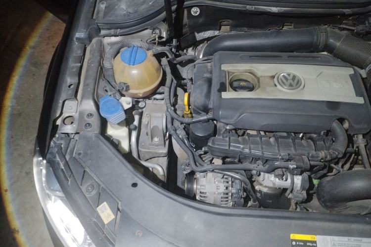 Used Volkswagen Magotan 2016 2.0 TSI Smart Luxury Version Engine Bay Right