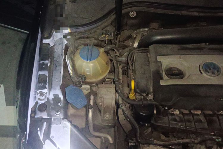 Used Volkswagen Magotan 2016 1.8TSI Smart Comfort Model Engine Bay Right