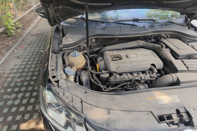Used Volkswagen Magotan 2016 1.8TSI Luxury Comfort Model Engine Bay Right