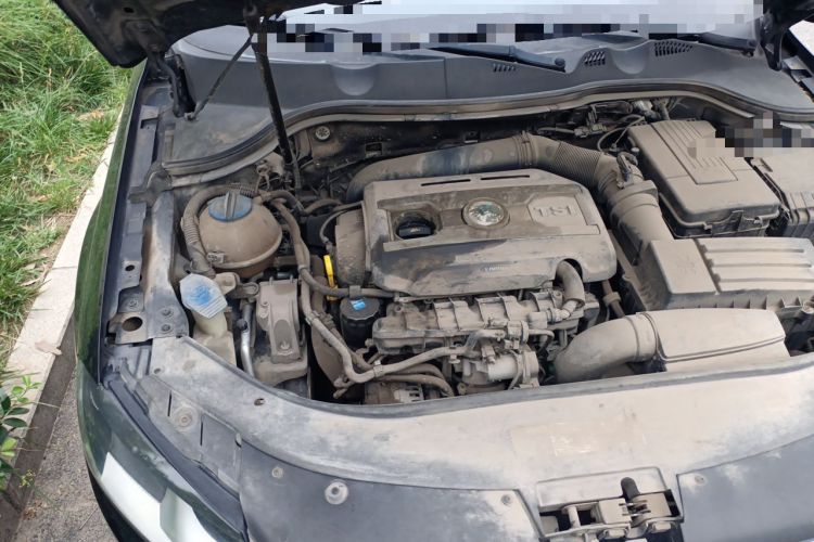 Used Volkswagen Magotan 2016 1.8TSI Smart Comfort Model Engine Bay Right