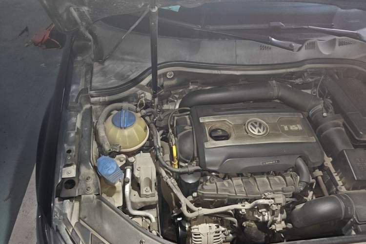 Used Volkswagen Magotan 2016 1.8TSI Smart Comfort Model Engine Bay Right