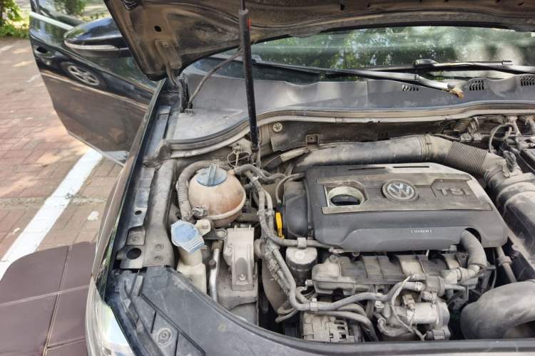 Used Volkswagen Magotan 2016 1.8TSI Luxury Comfort Model Engine Bay Right