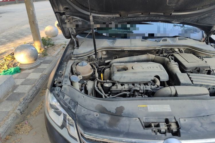 Used Volkswagen Magotan 2016 1.8TSI Luxury Comfort Model Engine Bay Right