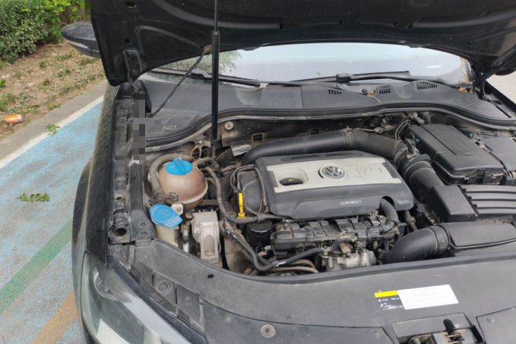 Used Volkswagen Magotan 2016 1.8TSI Smart Comfort Model Engine Bay Right