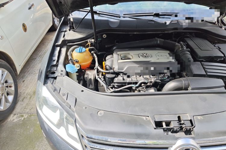 Used Volkswagen Magotan 2016 1.8TSI Luxury Comfort Model Engine Bay Right