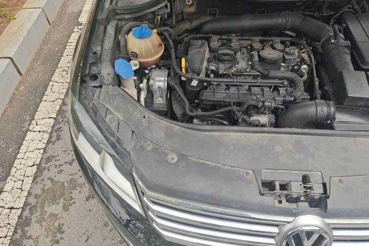 Used Volkswagen Magotan 2016 1.8TSI Smart Comfort Model Engine Bay Right