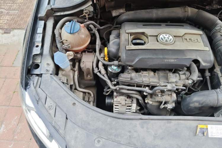 Used Volkswagen Magotan 2016 1.8TSI Luxury Comfort Model Engine Bay Right