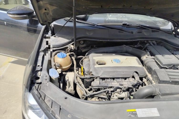 Used Volkswagen Magotan 2016 1.8TSI Luxury Comfort Model Engine Bay Right