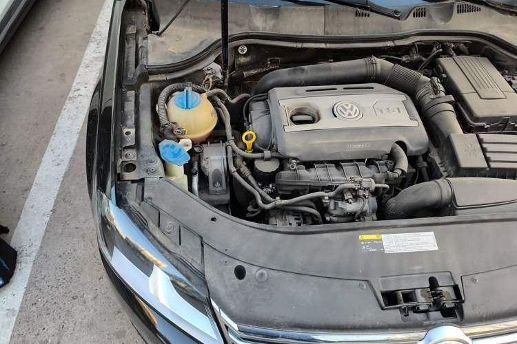 Used Volkswagen Magotan 2016 1.8TSI Smart Comfort Model Engine Bay Right