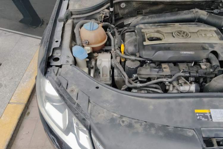 Used Volkswagen Magotan 2016 1.8TSI 25th Anniversary Edition Engine Bay Right