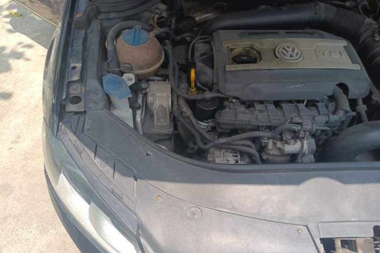 Used Volkswagen Magotan 2016 1.8TSI Smart Comfort Model Engine Bay Right