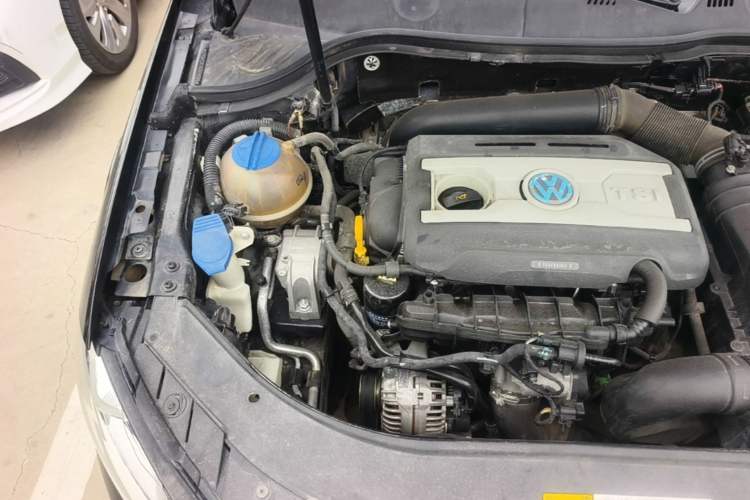 Used Volkswagen Magotan 2016 1.8TSI Smart Enjoyment Leading Model Engine Bay Right