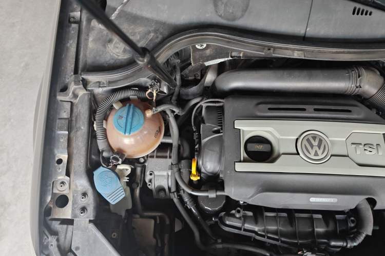 Used Volkswagen Magotan 2016 1.8TSI Smart Comfort Model Engine Bay Right