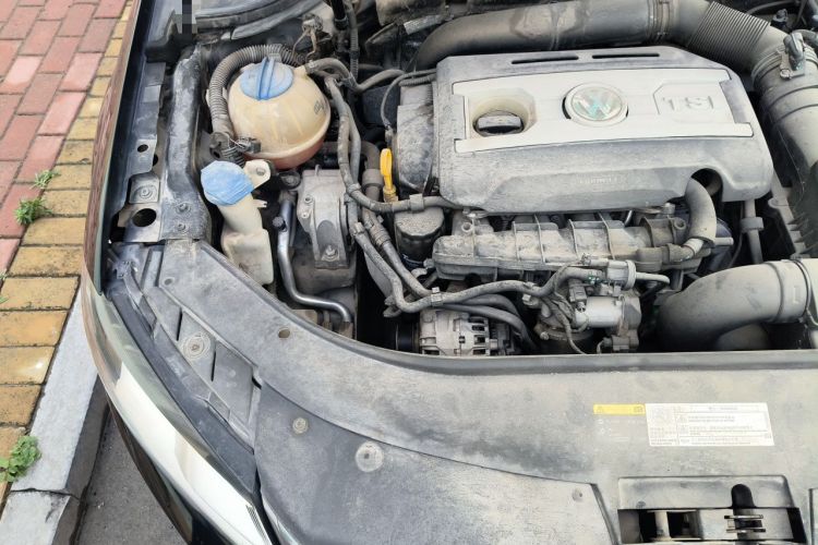 Used Volkswagen Magotan 2016 1.8TSI Smart Comfort Model Engine Bay Right