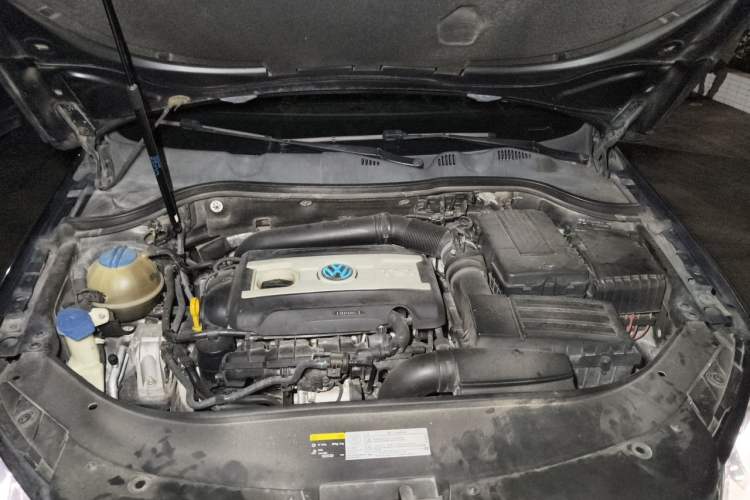 Used Volkswagen Magotan 2016 1.8TSI Luxury Comfort Model Engine Bay