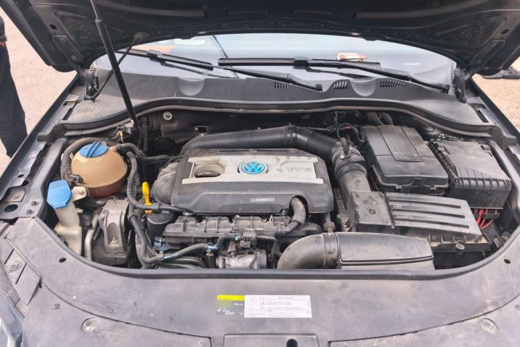Used Volkswagen Magotan 2016 1.8TSI Luxury Comfort Model Engine Bay