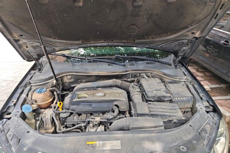 Used Volkswagen Magotan 2016 1.8TSI Luxury Comfort Model Engine Bay