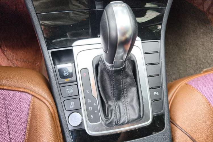 Used Volkswagen Magotan 2016 1.8TSI 25th Anniversary Edition Gear Lever