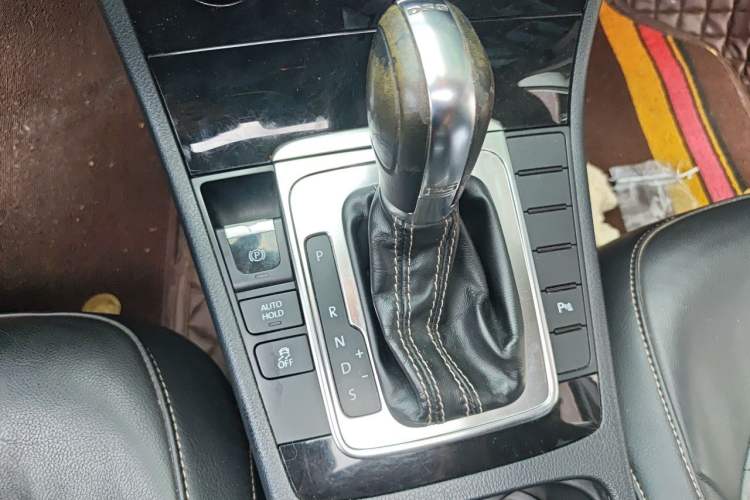 Used Volkswagen Magotan 2016 1.8TSI 25th Anniversary Edition Gear Lever