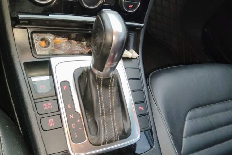 Used Volkswagen Magotan 2016 1.8TSI 25th Anniversary Edition Gear Lever