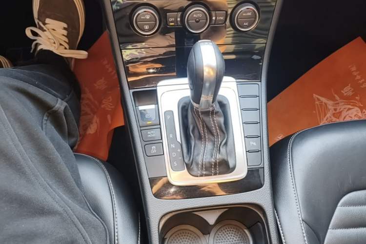 Used Volkswagen Magotan 2016 1.8TSI 25th Anniversary Edition Gear Lever