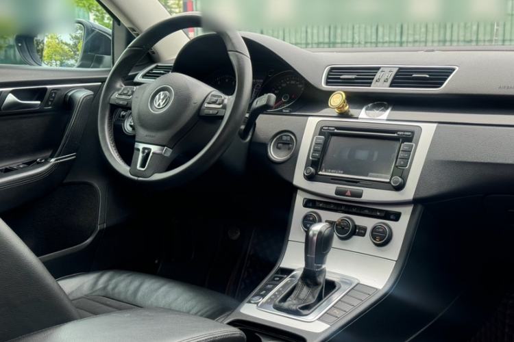 Used Volkswagen Magotan 2016 1.8TSI Luxury Comfort Model Interior 4