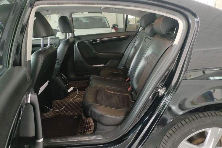 Used Volkswagen Magotan 2016 1.8TSI Luxury Comfort Model Left Rear Seat