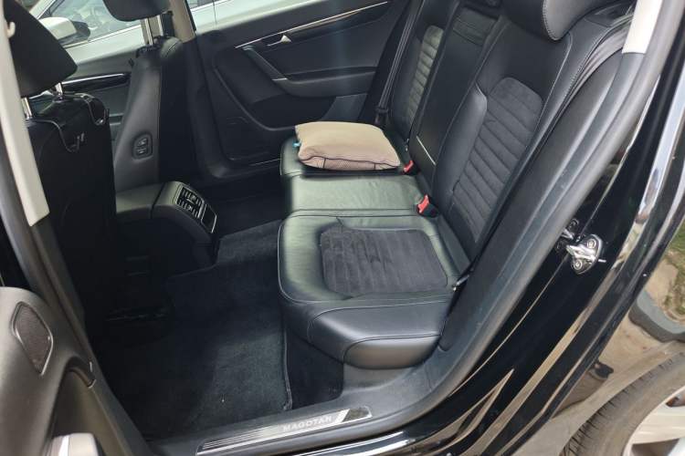 Used Volkswagen Magotan 2016 1.8TSI Luxury Comfort Model Left Rear Seat