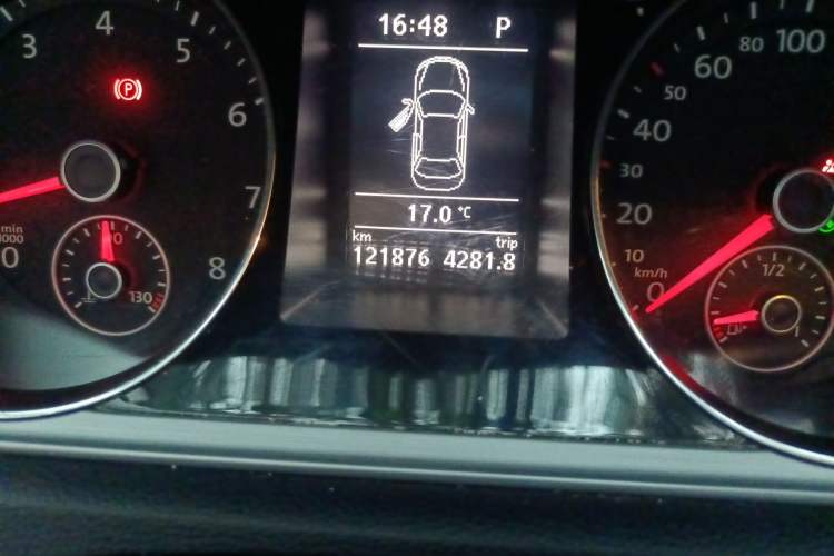 Used Volkswagen Magotan 2016 1.8TSI Smart Comfort Model Odometer Close Up