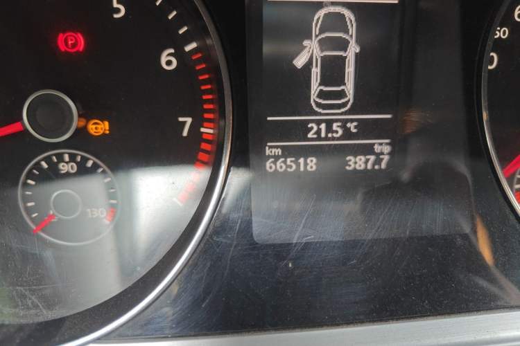 Used Volkswagen Magotan 2016 1.8TSI Smart Comfort Model Odometer Close Up