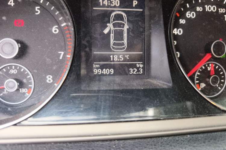 Used Volkswagen Magotan 2016 1.8TSI 25th Anniversary Edition Odometer Close Up