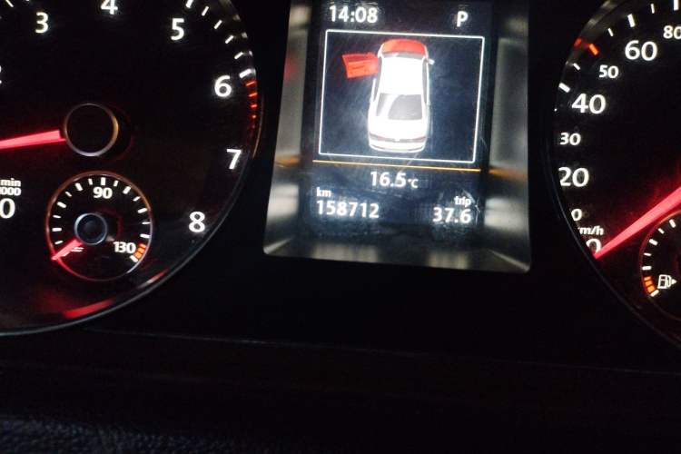 Used Volkswagen Magotan 2016 2.0 TSI Smart Luxury Version Odometer Close Up
