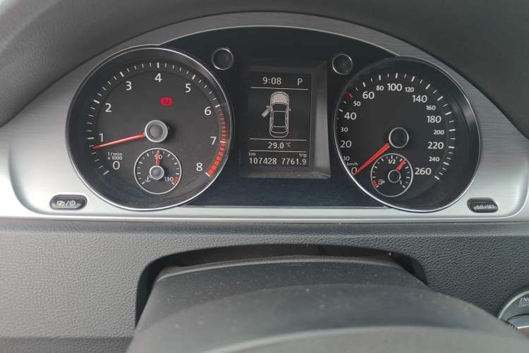 Used Volkswagen Magotan 2016 1.8TSI Smart Comfort Model Odometer Close Up