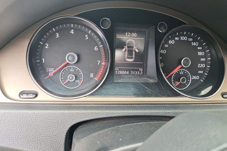 Used Volkswagen Magotan 2016 1.8TSI 25th Anniversary Edition Odometer Close Up