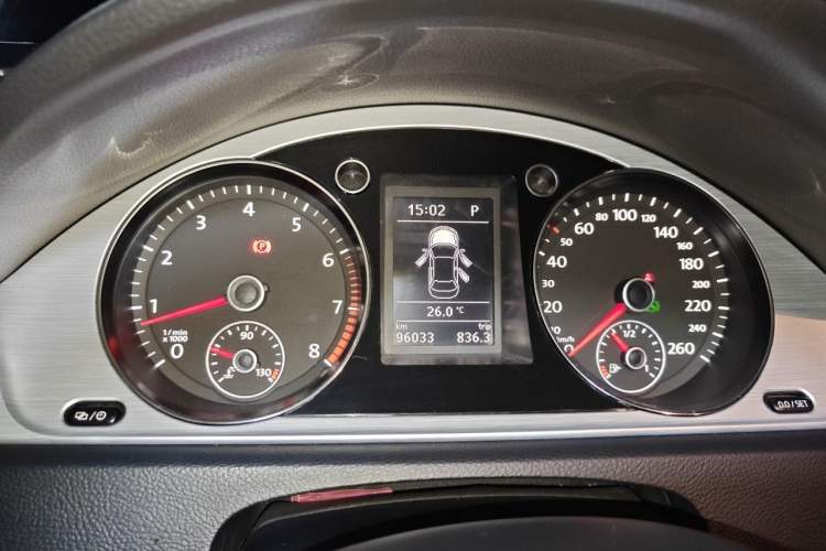 Used Volkswagen Magotan 2016 1.8TSI Smart Comfort Model Odometer Close Up