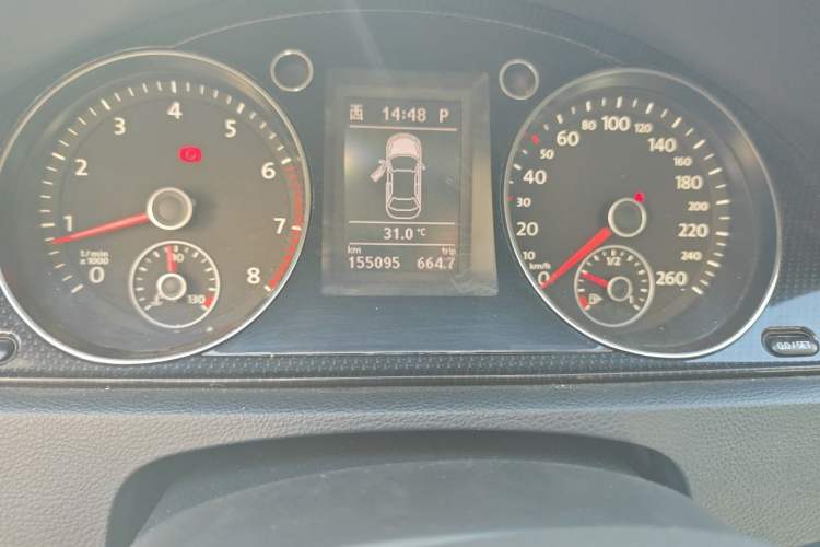 Used Volkswagen Magotan 2016 1.8TSI Luxury Comfort Model Odometer Close Up