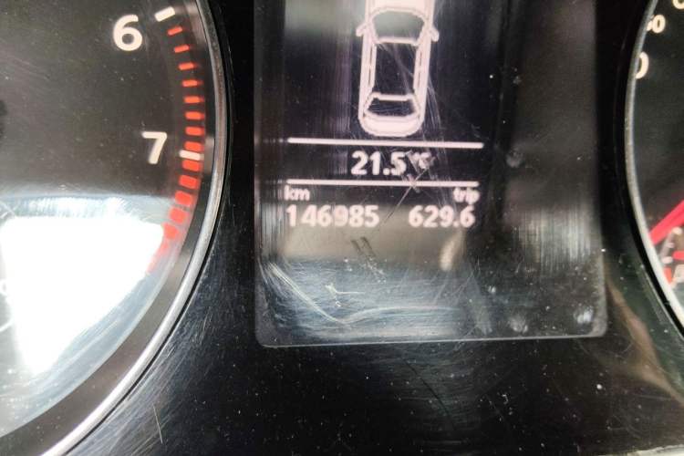 Used Volkswagen Magotan 2016 1.8TSI Smart Comfort Model Odometer Close Up