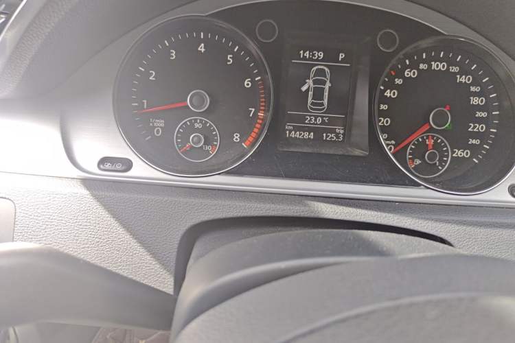 Used Volkswagen Magotan 2016 1.8TSI Smart Comfort Model Odometer Close Up