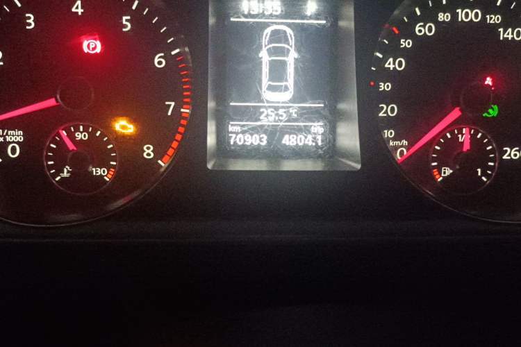 Used Volkswagen Magotan 2016 1.8TSI Smart Comfort Model Odometer Close Up