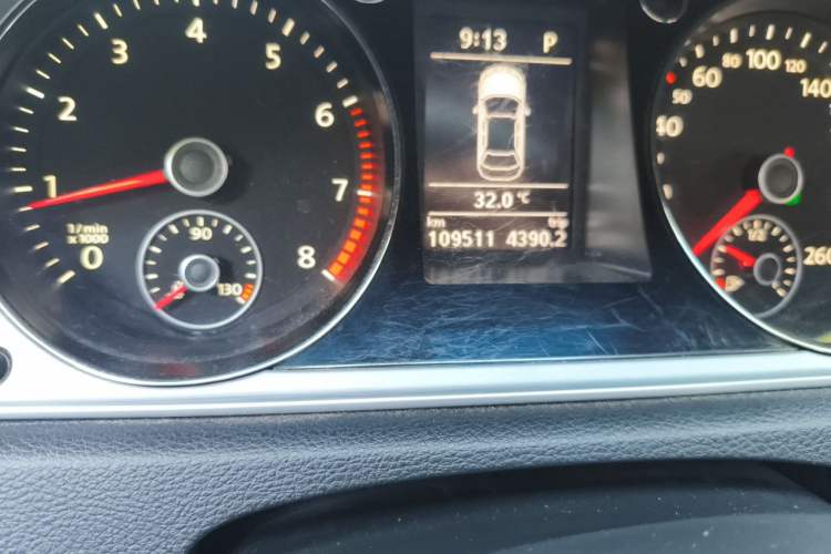 Used Volkswagen Magotan 2016 1.8TSI Smart Comfort Model Odometer Close Up