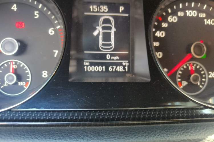 Used Volkswagen Magotan 2016 1.8TSI Luxury Comfort Model Odometer Close Up