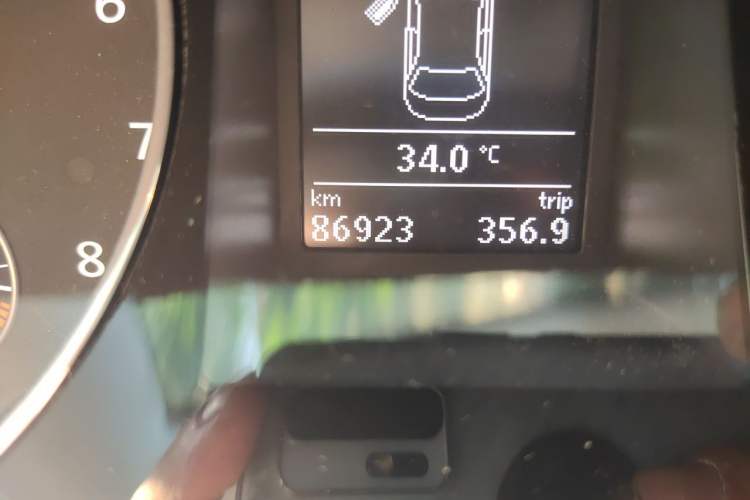 Used Volkswagen Magotan 2016 1.8TSI Smart Comfort Model Odometer Close Up