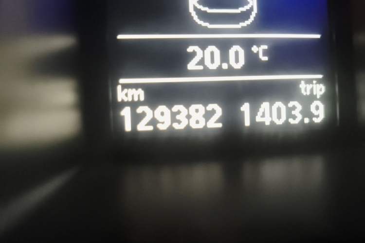 Used Volkswagen Magotan 2016 1.8TSI Smart Comfort Model Odometer Close Up