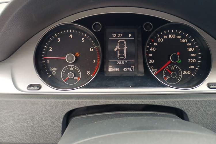 Used Volkswagen Magotan 2016 1.8TSI Smart Comfort Model Odometer Close Up