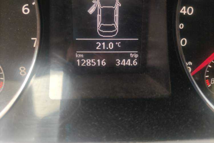 Used Volkswagen Magotan 2016 1.8TSI Smart Comfort Model Odometer Close Up