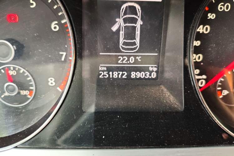 Used Volkswagen Magotan 2016 1.8TSI Smart Comfort Model Odometer Close Up