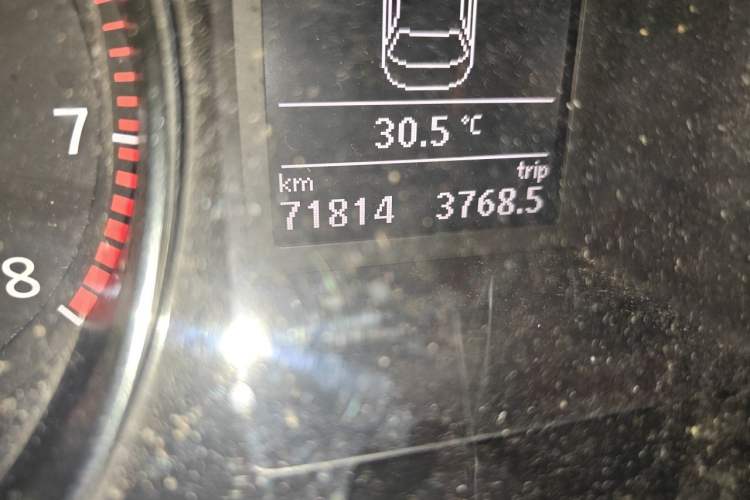 Used Volkswagen Magotan 2016 1.8TSI Smart Comfort Model Odometer Close Up
