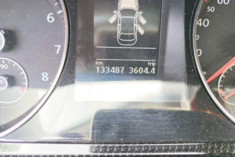 Used Volkswagen Magotan 2016 1.8TSI Luxury Comfort Model Odometer Close Up
